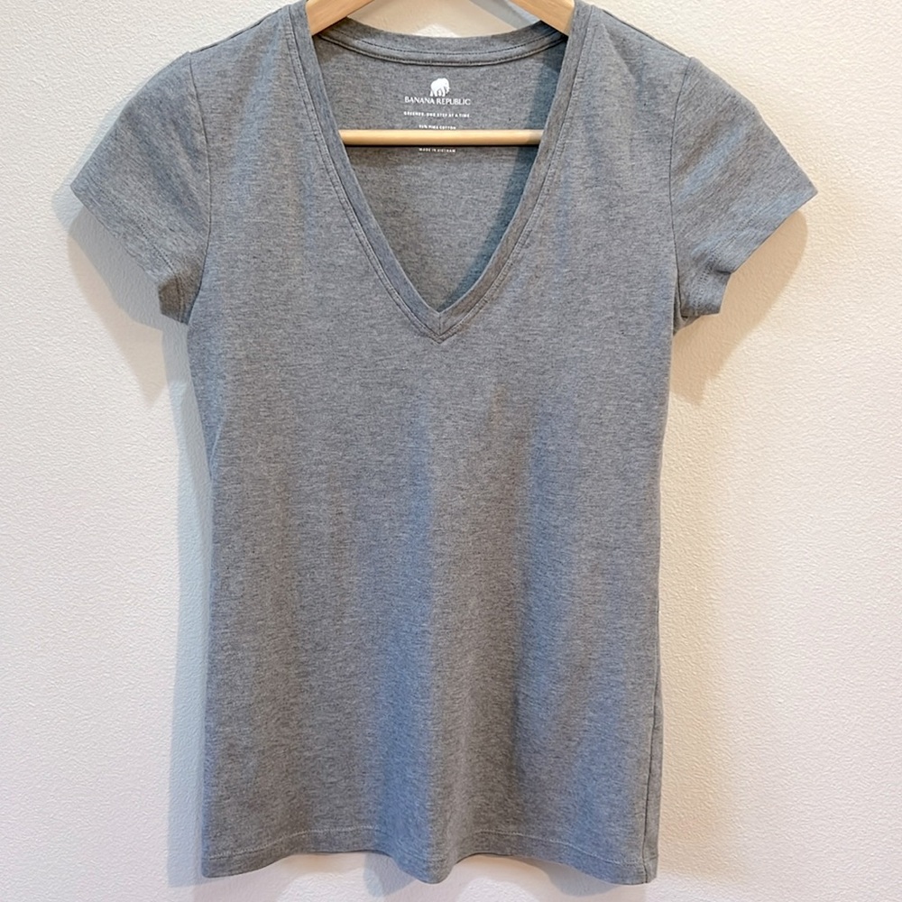 NWOT Banana Republic V neck tee